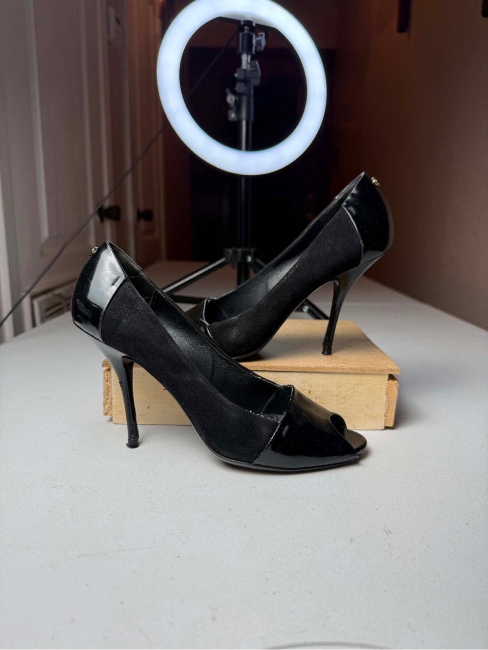GUCCI Black Suede Patent Leather GG Logo Peep Toe
Pumps Tom ford Sz 7 B
DAMAGED
